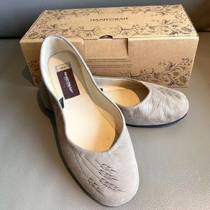 Manitobah Mukluks New Earth L9 ( rather 8 )  ballerina flats sand